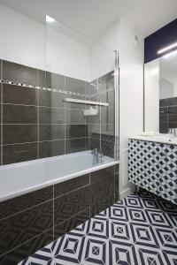 a bathroom with a tub and a sink at YELLOW House - Terrasse - Proche Paris et transports - Tout équipé in Montfermeil