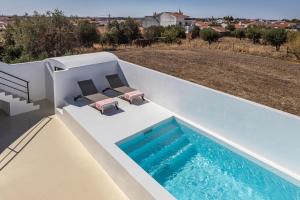 una piscina en el tejado de una casa en Villas Mont-Blanc, en Reguengos de Monsaraz