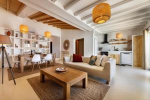 ein Wohnzimmer mit einem Sofa und einem Tisch in der Unterkunft Villas Mont-Blanc in Reguengos de Monsaraz