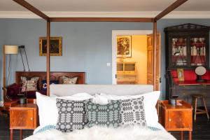 Un dormitorio con una cama con almohadas. en The West End - Hawarden Castle, en Hawarden