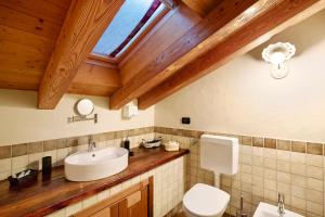 a bathroom with a sink and a toilet at Appartamento Aquila in La Salle