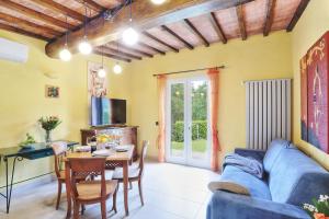 ein Wohnzimmer mit einem blauen Sofa und einem Tisch in der Unterkunft Villetta San Martino in Portoferraio