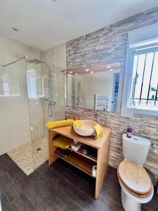 a bathroom with a toilet and a glass shower at suite détente in Maussane-les-Alpilles