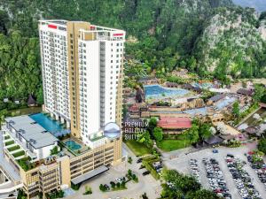 een luchtzicht op een resortgebouw met een zwembad bij Premium Holiday Suite beside Lost World Tambun in Tambun