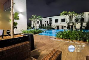 淡汶的住宿－Premium Holiday Suite beside Lost World Tambun，一座建筑物中央的游泳池