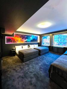 ein Schlafzimmer mit 2 Betten und einem Wandgemälde in der Unterkunft Sleephotels Cosmos in Hamburg