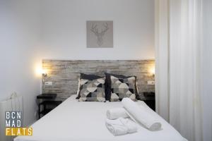 سرير أو أسرّة في غرفة في Barcelona - Eixample 1B