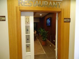 MOONLİGHT HOTEL في Bostaniçi: مدخل للمطعم مع وجود لافته على الباب