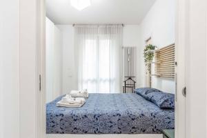 - une chambre avec un lit et des serviettes dans l'établissement [Cozy Home SAN SIRO-DUOMO] Netflix & Design, à Milan