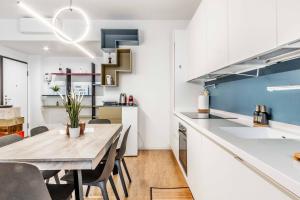 una cucina e una sala da pranzo con tavolo e sedie di [Cozy Home SAN SIRO-DUOMO] Netflix & Design a Milano