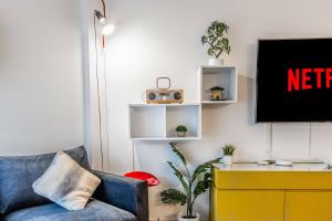 米蘭的住宿－[Cozy Home SAN SIRO-DUOMO] Netflix & Design，带沙发和电视的客厅