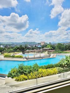 vista sulla piscina di un resort di Doms Ryokan in Avida Aspira With Wifi and Netflix a Cagayan de Oro