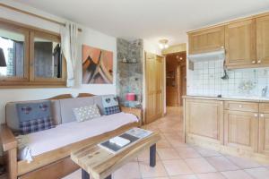 ein Wohnzimmer mit einem Sofa und einem Tisch in der Unterkunft Prarion ski in ski out and swimming pool ! in Les Houches