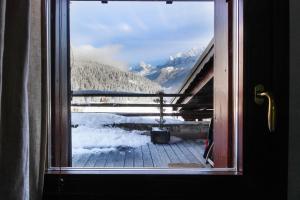 a window with a view of a snow covered mountain at Les Grand Balcon - 2ch - 2 balcons - Randonnée - Escalade - Lac des Chavants in Les Houches