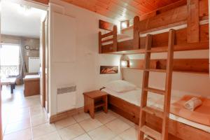 Ένα ή περισσότερα κρεβάτια σε δωμάτιο στο Prarion ski in ski out and swimming pool !