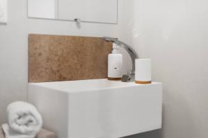 baño con encimera blanca con lámpara en L'Évêché/ Clim/ Vue/ Confort, en Carcassonne