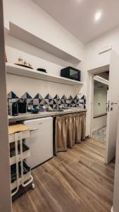 een keuken met een rij werkbladen en planken bij Duomo Holiday in Napels