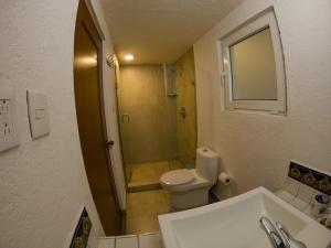 La salle de bains est pourvue de toilettes, d'un lavabo et d'une douche. dans l'établissement La Cañada, à Guanajuato