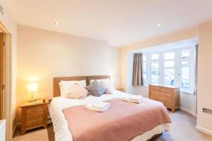um quarto com uma cama com duas toalhas em Anzac em Brixham