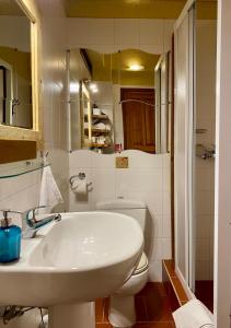 アラコバにあるGuesthouse Mylonaのバスルーム(白い洗面台、トイレ付)