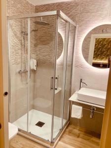 La salle de bains est pourvue d'une douche et d'un lavabo. dans l'établissement Hostal Abadia Madrid, à Madrid