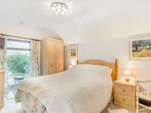 sypialnia z dużym łóżkiem i oknem w obiekcie 1 Bed in Bere Alston CAMMO w mieście Bere Alston