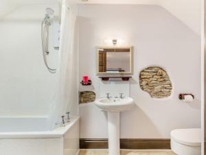 łazienka z umywalką, wanną i toaletą w obiekcie 1 Bed in Bere Alston CAMMO w mieście Bere Alston