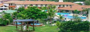 einen Luftblick auf ein Resort mit einem Pool in der Unterkunft Acqua Floripa Morro das Pedras SC in Florianópolis