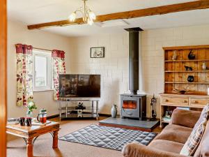 Μια τηλεόραση ή/και κέντρο ψυχαγωγίας στο 2 Bed in South Molton 88994