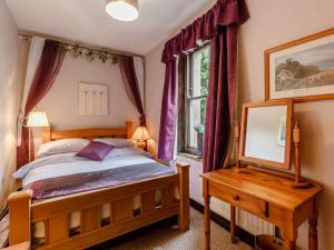 Schlafzimmer mit einem Bett und einem Fenster in der Unterkunft 2 Bed in Bellingham 89086 in Bellingham
