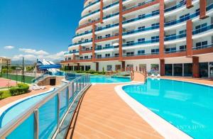 uma piscina em frente a um edifício em Lumos SPA ALL-IN apartment in Luxury resort full facilities em Alanya