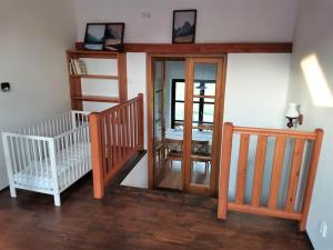 Zimmer mit einer Treppe mit 2 Kinderbetten in der Unterkunft Haus 44 in Liběšice