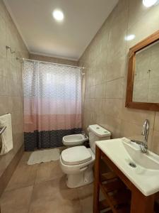 La salle de bains est pourvue de toilettes et d'un lavabo. dans l'établissement El Remanso, à San José