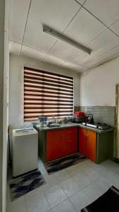 una cucina con lavandino e piano di lavoro di Homestay D'Putra Bertam a Kepala Batas