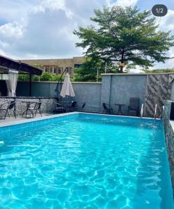 uma grande piscina com água azul em Eureka Luxury Apartment em Gwarinpa