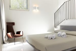 1 dormitorio con 1 cama con 3 toallas en Il Giardino Segreto, en Sacile