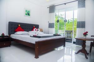سرير أو أسرّة في غرفة في Hotel Sapid Luck Yala Safari