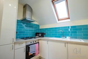 Een keuken of kitchenette bij Guest Homes - Chichester Close Flat