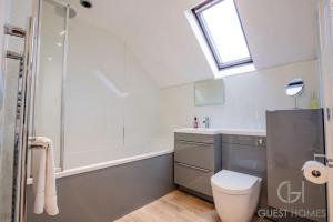 Een badkamer bij Guest Homes - Chichester Close Flat
