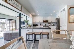 Cucina o angolo cottura di Apollo Beach Oasis Lanai and Heated Pool!