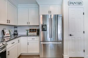 Cucina o angolo cottura di Apollo Beach Oasis Lanai and Heated Pool!