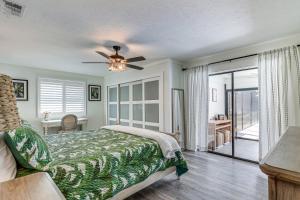 una camera da letto con un letto e un ventilatore a soffitto di Apollo Beach Oasis Lanai and Heated Pool! a Apollo Beach