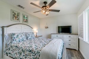 Letto o letti in una camera di Apollo Beach Oasis Lanai and Heated Pool!