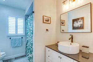 un bagno con lavandino e specchio di Apollo Beach Oasis Lanai and Heated Pool! a Apollo Beach