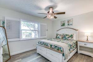 una camera da letto con un letto e un ventilatore a soffitto di Apollo Beach Oasis Lanai and Heated Pool! a Apollo Beach Altre 16 foto