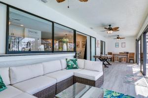un soggiorno con un divano bianco e un tavolo di Apollo Beach Oasis Lanai and Heated Pool! a Apollo Beach
