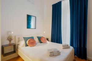 - une chambre avec un lit doté de rideaux bleus dans l'établissement CrossRoad Four - locazione turistica, à Cagliari