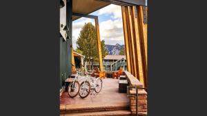 - deux vélos garés sur une terrasse couverte dans l'établissement Trailborn Rocky Mountains, à Estes Park