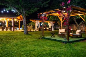 einen Pavillon mit Stühlen und einem Tisch in einem Park bei Nacht in der Unterkunft Green Oasis Gabella Monolocale in Castelforte