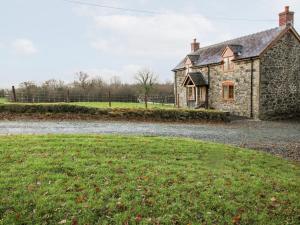 an old stone house on a gravel road at Ty Gwyn in Welshpool